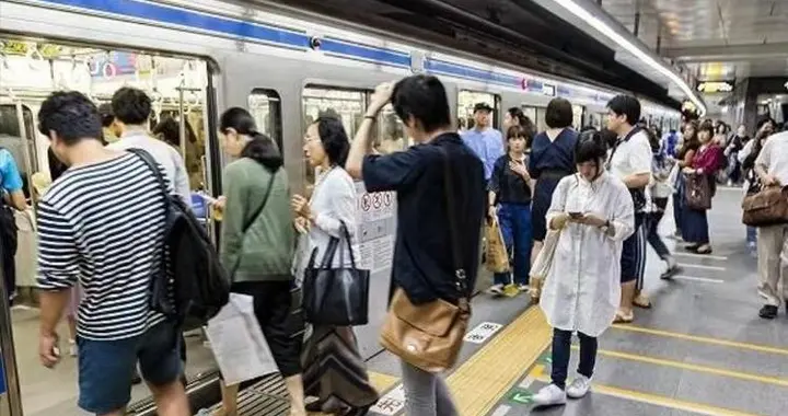 为什么越来越多年轻人不消费不生娃？真正缺的不是钱，而是双休