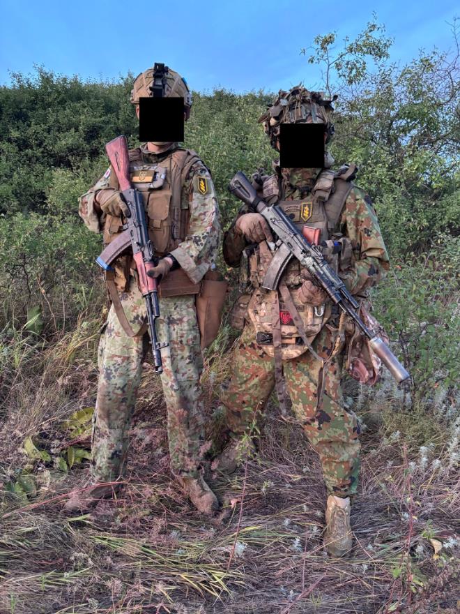 日本自卫队的迷彩服出现在其实也很好识别， 日本自卫队的制式步枪不是AK...