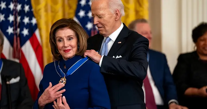 苦熬40年，佩洛西对着美国政坛留下一声叹：我们这代，已经没戏了