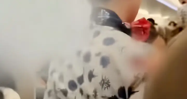 空姐下跪事件升级！人民日报锐评，涉事乘客身份被扒，恐没好下场