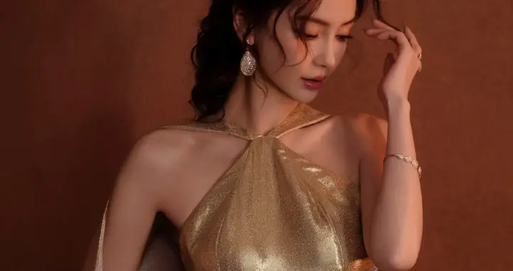 杨颖鎏金挂颈连衣裙，美得闪闪发光