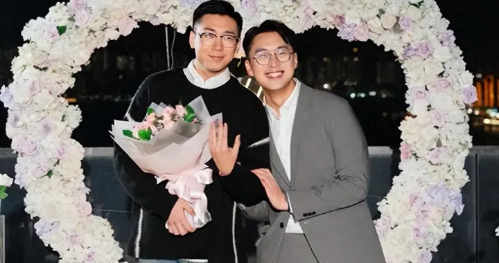 恭喜！香港知名主持人宣布和同性爱人订婚，激动到落下男儿泪