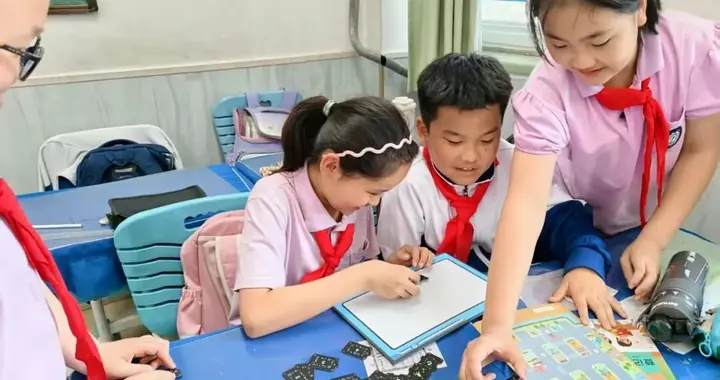 智能有“脑”也有“身” 一堂开在滨海新区科技月中的小学启蒙课