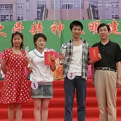 秋香老妹：张雪峰大学时代的照片罕见曝光