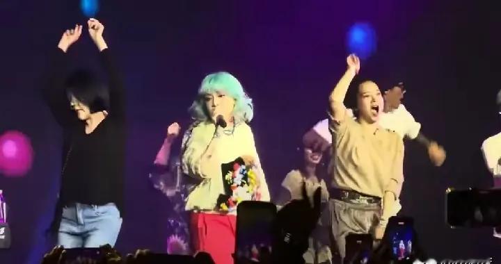 范晓萱演唱会小S 阿雅来伴舞，她给大S 留了座位，椅子写着大S 名字