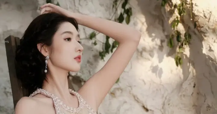 王玉雯全新穿搭上线，轻盈纱裙，馥郁绽放的少女气息