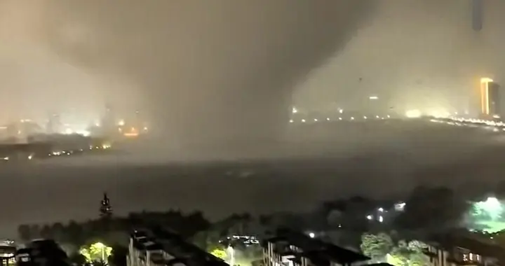 龙卷风夜袭黄冈：历史不会忘记的，除了灾难还有那76分钟