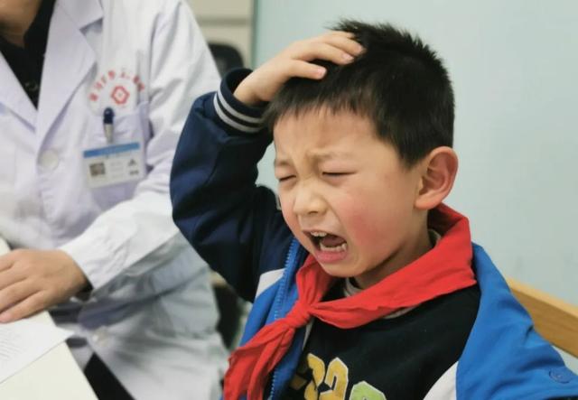 孩子抽动症，出现这5个动作，可能是肝火"烧穿脑"的警报！