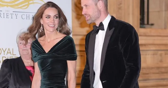 凯特出席音乐会！寒冬穿鱼尾裙，女王和王后珠宝双加持，美回巅峰