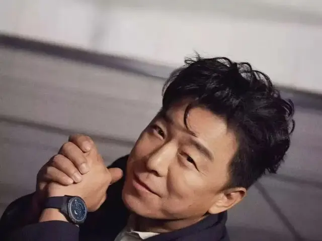 黄渤饰演边亮。该剧讲述了四十二岁的销售经理边亮在人生迷茫之际