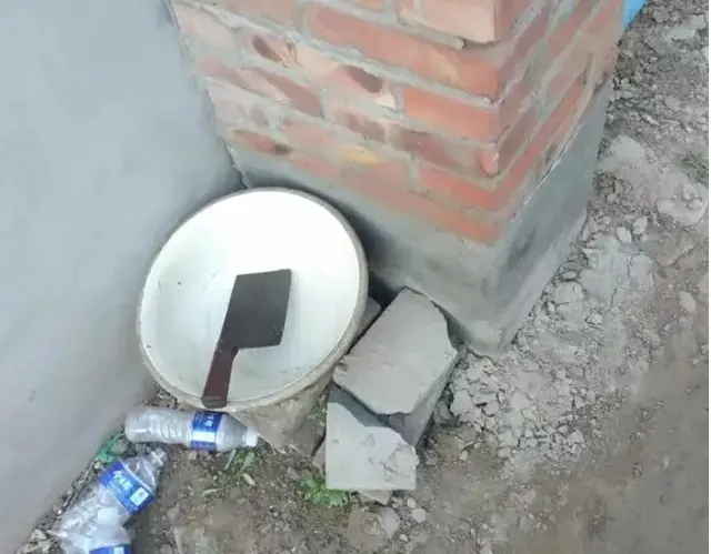 菜刀放盆里，被父母一顿骂。心里满是委屈与不解。