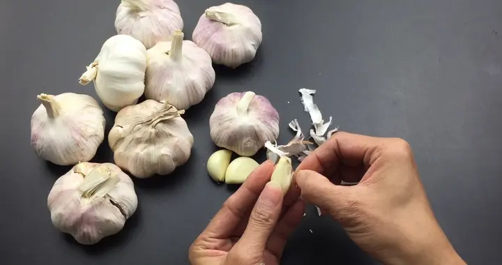 冷知识：剥大蒜浸泡温水几分钟，蒜皮轻松脱落，不用手抠