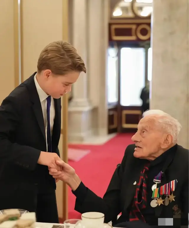 乔治王子正式“出道”，公务首秀获网友狂赞：颇具未来君主风范