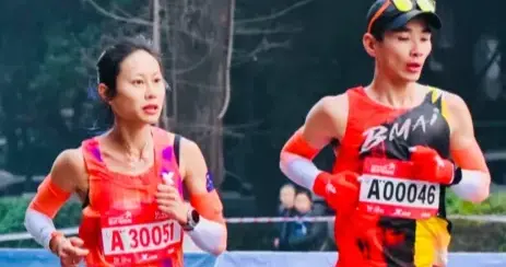朱卿在重庆马拉松跑出2:28:52!重夺大众一姐头衔!张水华2:30:51!