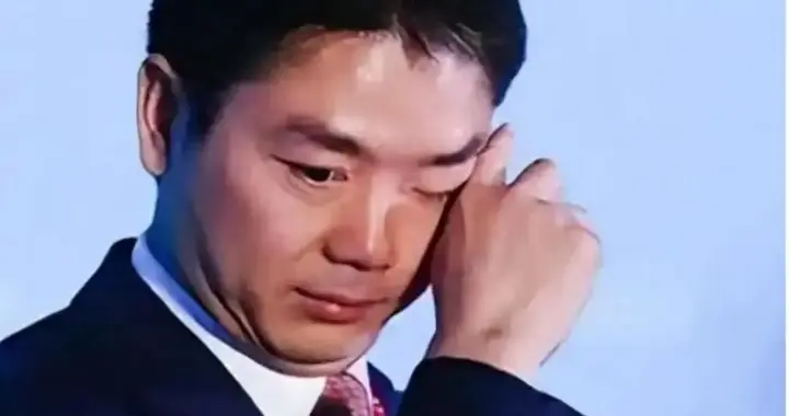 52岁商业大姥刘强东的泪：钱能买一切，却买不回儿子喊那声“爸爸