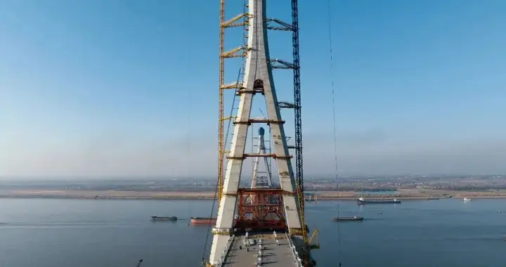 两座长江公铁大桥建设进入冲刺阶段