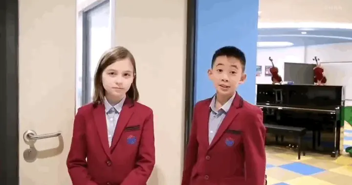 陈小春儿子用三种语言主持校园活动