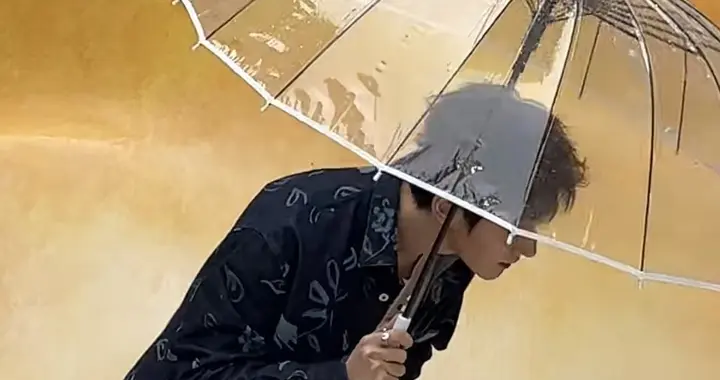 邓为出席迪奥活动，鞠躬感谢粉丝冒雨支持，好暖心的帅小伙呀！
