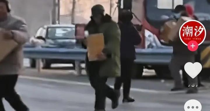 河南一货车出事故，货物被多人哄抢，司机求别抢，反而抢的更快！