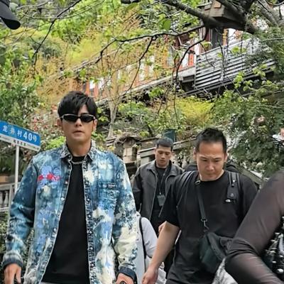 娱圈大瓜：周杰伦去杭州龙井村喝茶， 导致