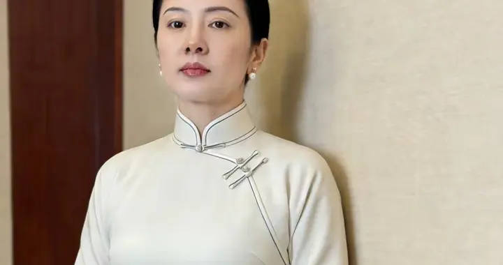 这位美女穿旗袍真美，气质真好，国泰民安脸，定是个贤妻良母！