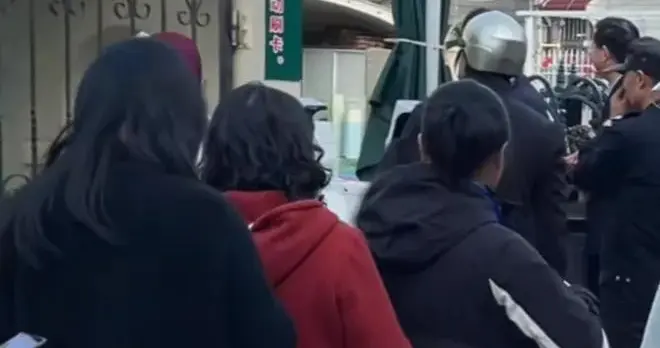 50岁冬季穿搭误区：这5种风格真的显老又没高级感！