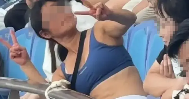 丢人！上海46岁女子醉闹国际赛场，无视儿子劝阻，被保安强行抬走