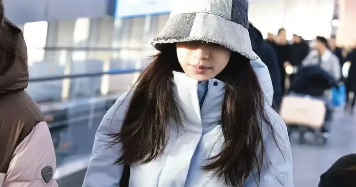 钟楚曦机场私服真时髦！长款羽绒服+牛仔裤+渔夫帽，减龄又高级！