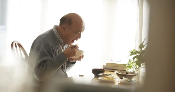 “吃饭七分饱”被推翻了？医生：过了65岁，吃饭尽量要做到这5点