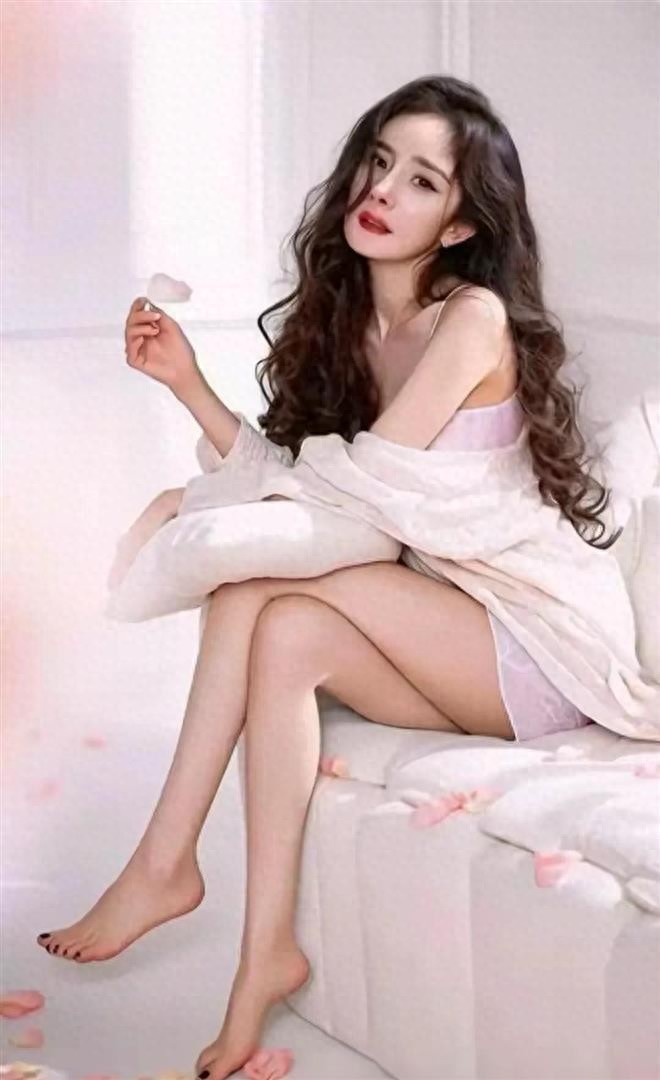 39岁杨幂3次靠腿上热搜，AI修图吵了3000楼，这美腿真的假吗？