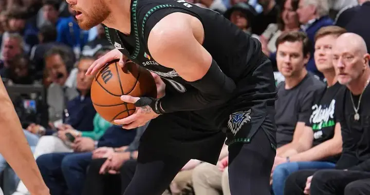 迪温琴佐穿着安踏瞬息3，得到15分4篮板6助攻4抢断