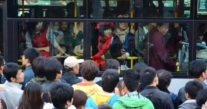 为啥公交车能人挤人，私家车抱个婴儿就超载？