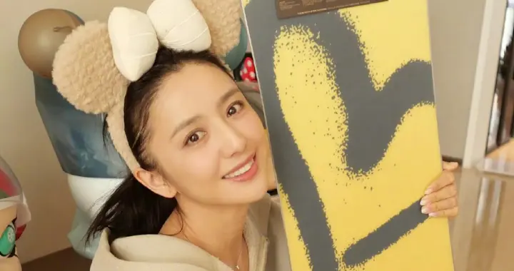 佟丽娅连续三年收到苏翊鸣的订制滑板，扬言今年一定要站上雪道