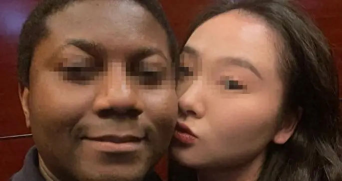 00后女生爱上黑人大叔，偷领证两月后怀孕，不顾养父母反对硬要生