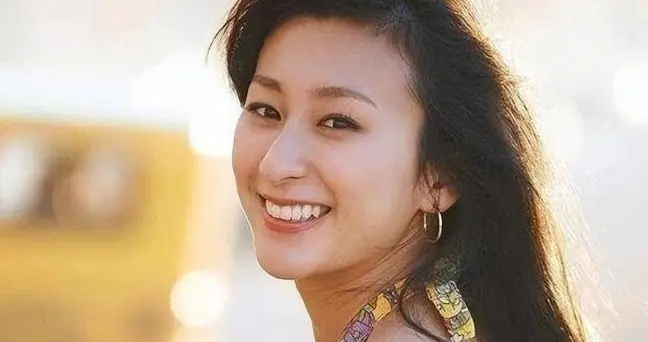 日本体坛女神，因身材太好被迫退役，上节目遭袭胸却称男友不介意