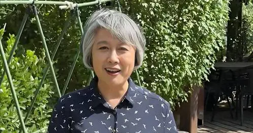 曾是“央视名嘴”，网传因得罪姜昆被封杀，70岁现身黄山做公益