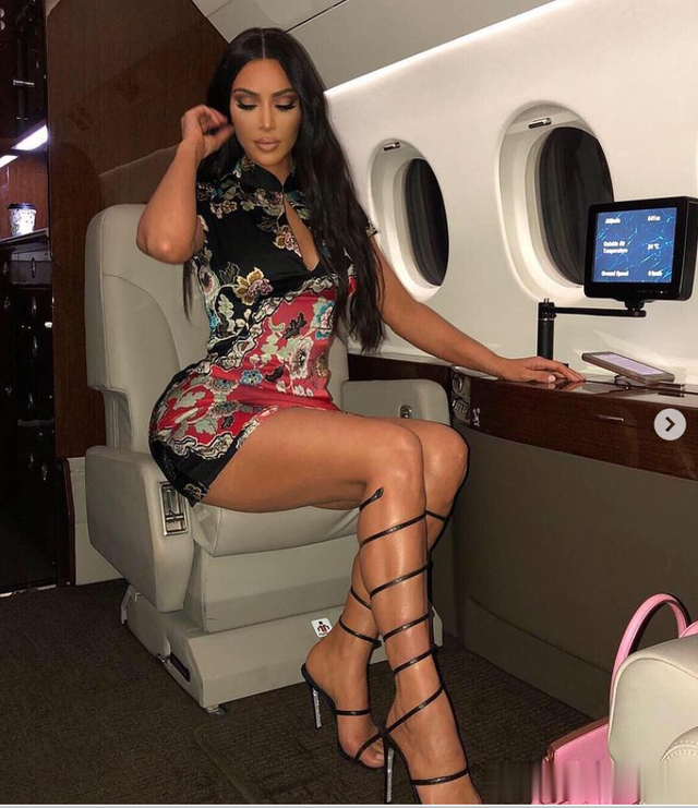 金·卡戴珊 (Kim Kardashian) 私人飞机里秀奢华旗袍