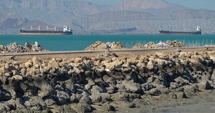 航运巨头坐地起价，额外加收战争附加费，霍尔木兹海峡变吞金黑洞