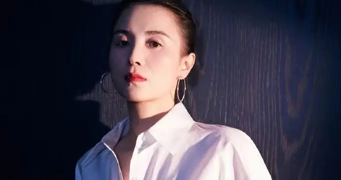 宋佳的中年穿搭真简约！白衬衫+亮片牛仔裙，时髦又洋气！