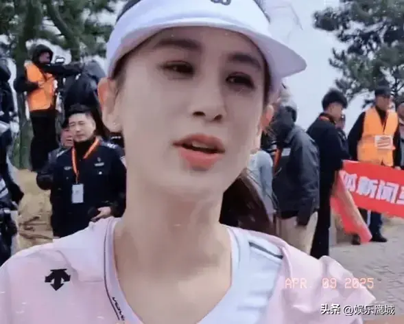 黄圣依离婚后焕发新生，42岁颜值逆袭，面相宛如18少女！