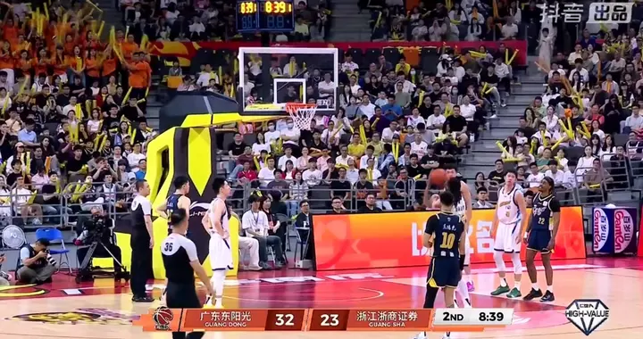 广东100:80击败浙江广厦，杜峰变阵并找到了赢球方法，前四稳了！