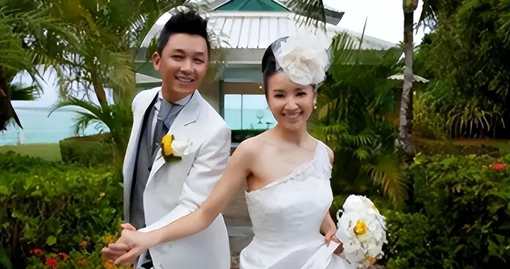 离婚14年后，董洁终于低头认错？潘粤明深夜8字回应，字字戳心