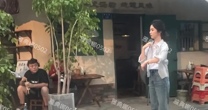 厦门偶遇谭松韵拍戏，本人好年轻就是个子不高很瘦小鼻子也变样了