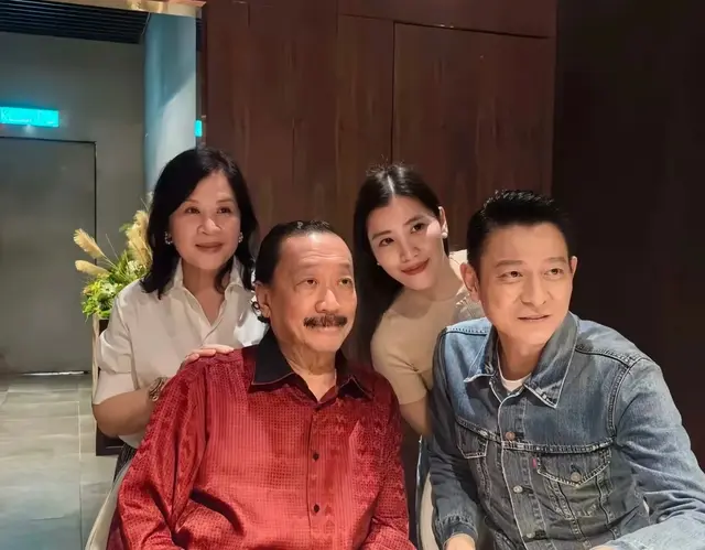 刘德华回马来探亲，和妻舅一家吃米其林料理却被误以为是蜡像