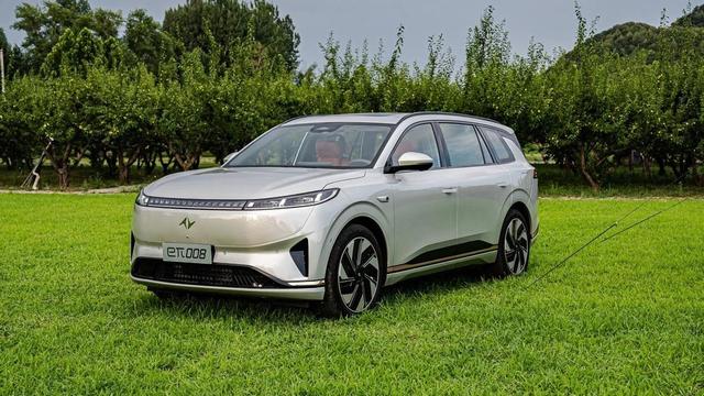 标配冰箱+中央大屏，5米级增程SUV,16.36万起，eπ008如能打吗？