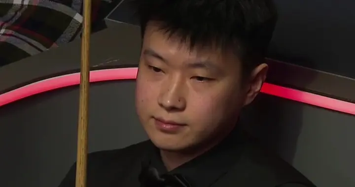 斯诺克世锦赛揭幕战：赵心童10-7战胜海菲尔德率先晋级16强