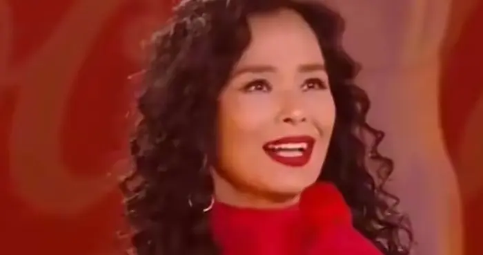 韦唯现身川超之夜:歌声点燃足球激情，攀枝花见证跨界狂欢