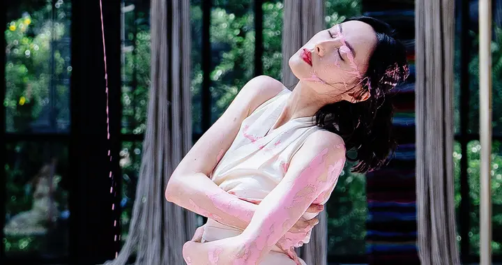 37岁梁洛施拍戏恋爱两不误，和刘青云、彭于晏联手出演电视剧！