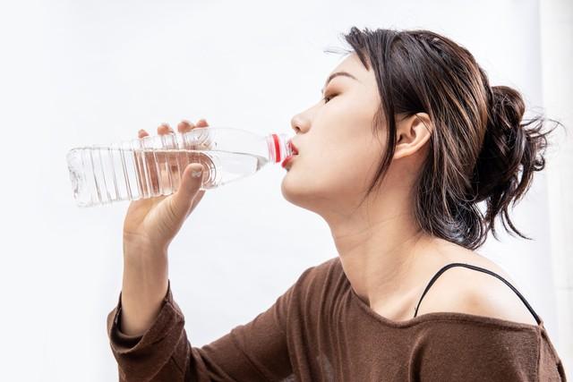 吃饭时不能喝水，容易消化不良？想减肥的人建议饭前喝水