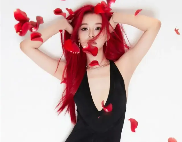 孙怡红发深V黑裙，窈窕曲线恰到好处，董子健后悔了吗